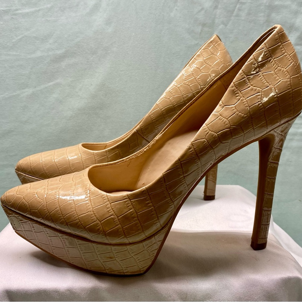 Gianni Bini Croc Embossed Platform Pump Sz 6.5